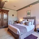 Le Domaine D'etaville Bed and Breakfast 4*
