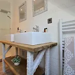 Le Domaine D'etaville Bed and Breakfast 4*